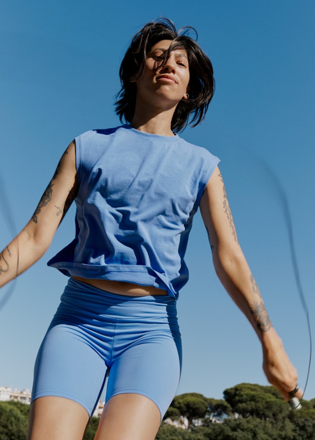 Person trägt beim Seilspringen einen Oura Ring 4