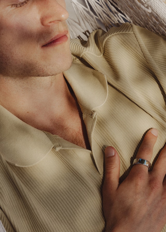 Ein Mann entspannt in der Hängematte und trägt den Oura Ring 4 Silver