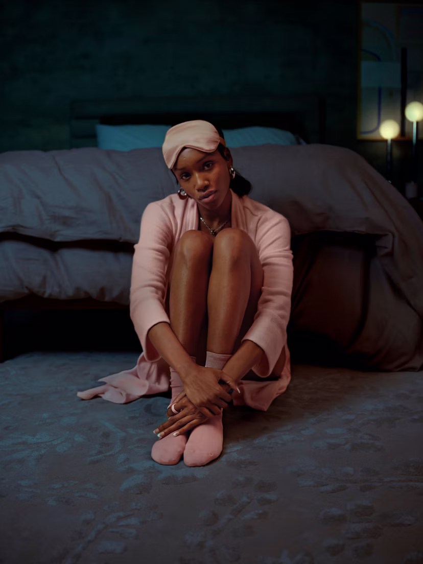 Eine Person, die einen Oura Ring 4 Ceramic in der Ausführung Petal trägt