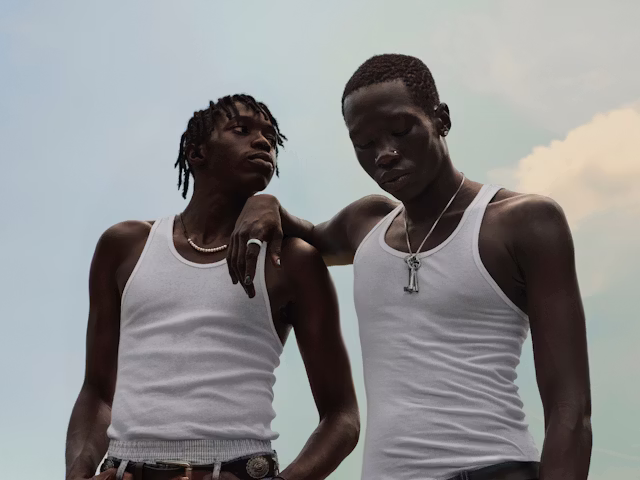 Eine Person, die einen Oura Ring 4 Ceramic in der Ausführung Tide trägt