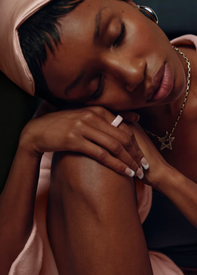 Eine Person, die einen Oura Ring 4 Ceramic in der Ausführung Petal trägt